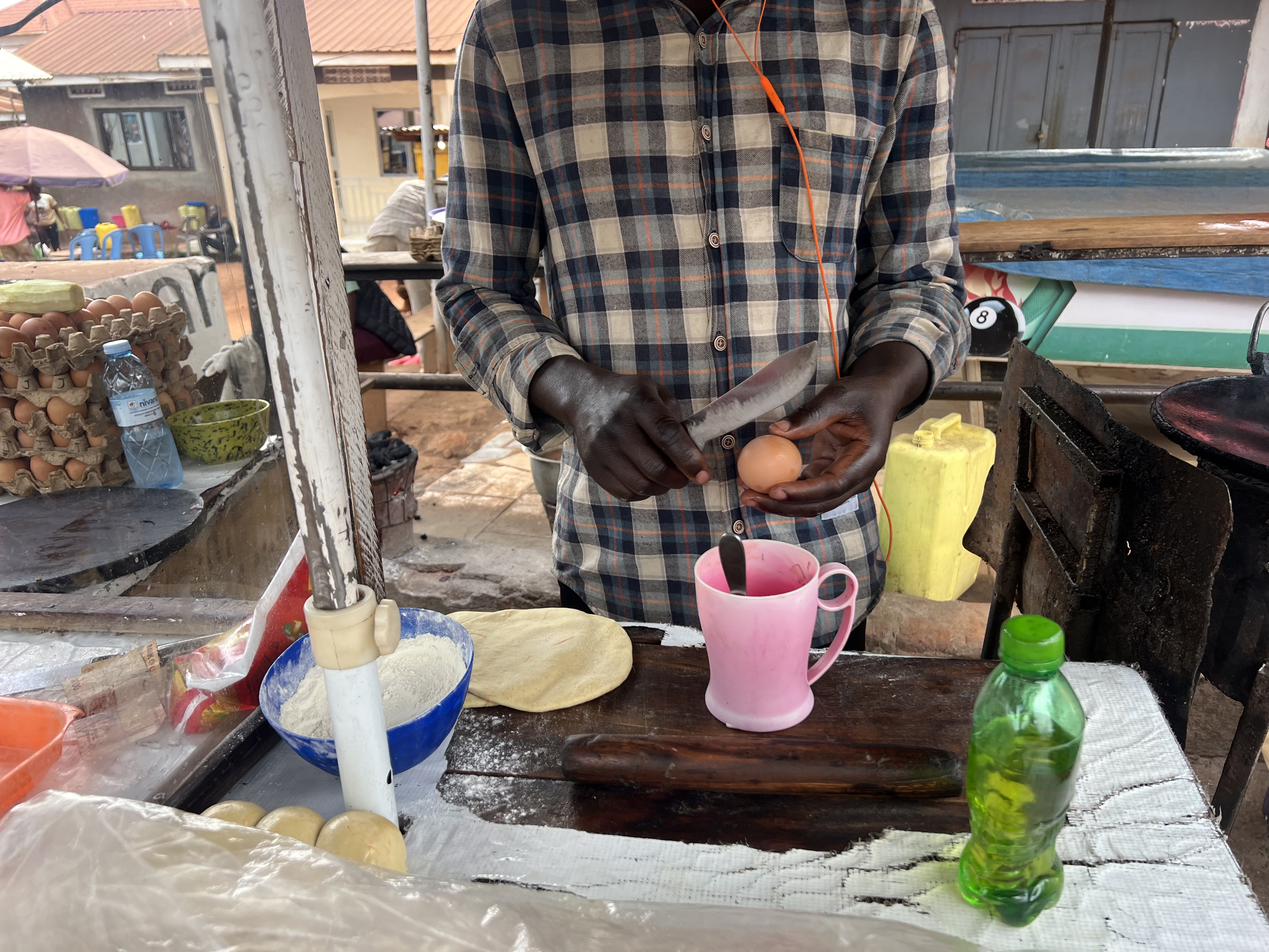 Uganda’da bir sokak tezgâhında çapati ve yumurta hazırlanması